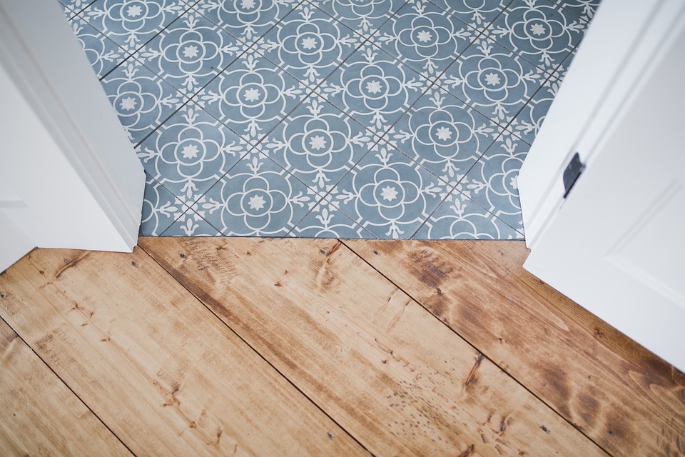 Pavimentazione in legno e piastrelle - Arredo Parquet